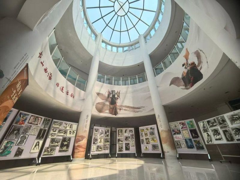 山東省菏澤藝校學(xué)校“青春繪夢(mèng) 綻放藝彩”美術(shù)作品展
