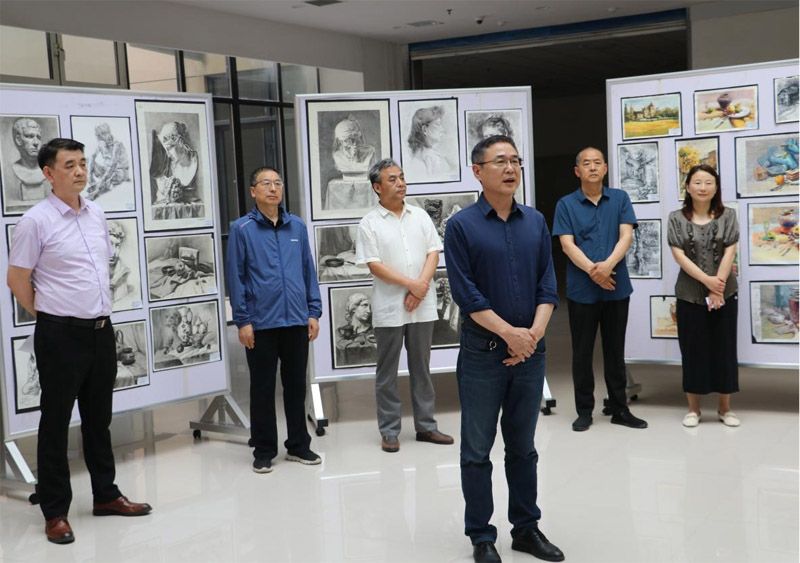 山東省菏澤藝校學(xué)?！扒啻豪L夢(mèng) 綻放藝彩”美術(shù)作品展