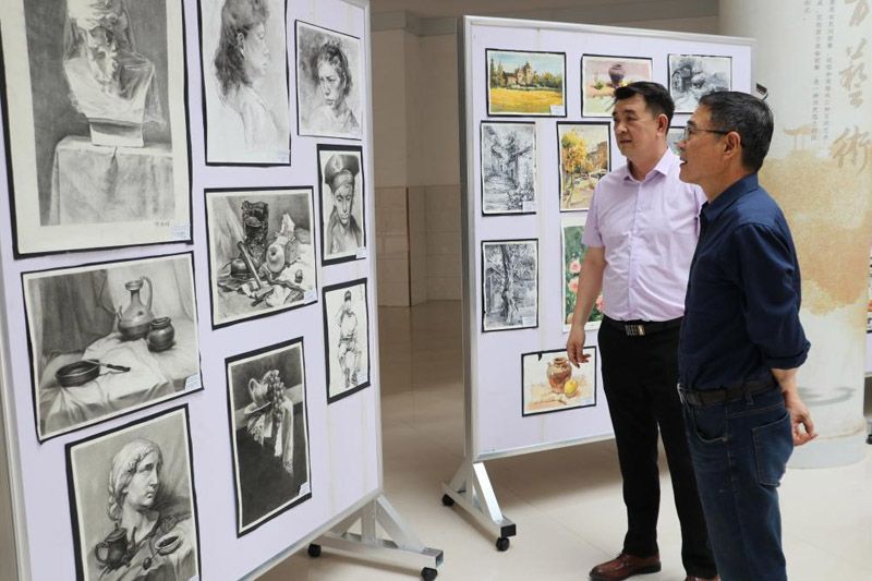 山東省菏澤藝校學(xué)?！扒啻豪L夢(mèng) 綻放藝彩”美術(shù)作品展