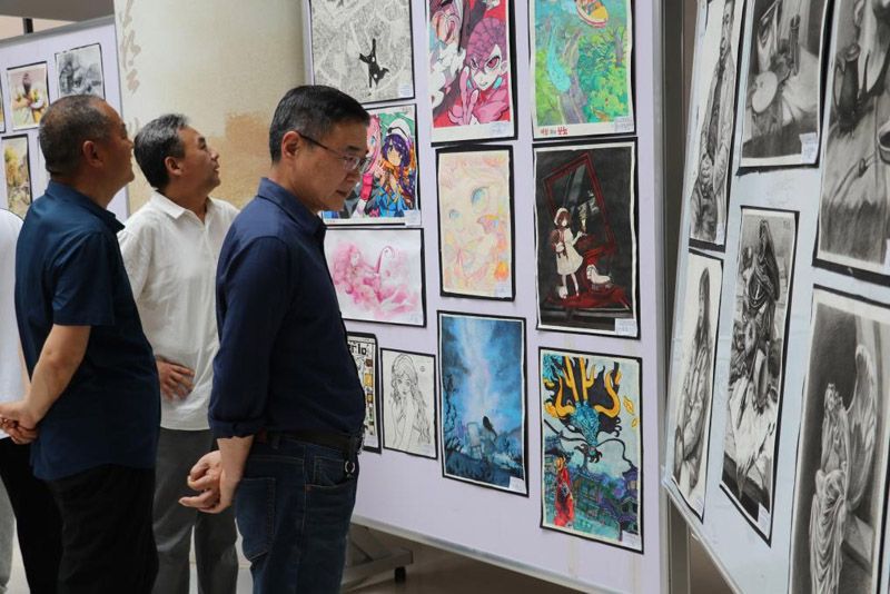 山東省菏澤藝校學(xué)校“青春繪夢(mèng) 綻放藝彩”美術(shù)作品展