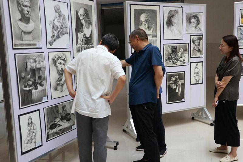 山東省菏澤藝校學(xué)?！扒啻豪L夢(mèng) 綻放藝彩”美術(shù)作品展
