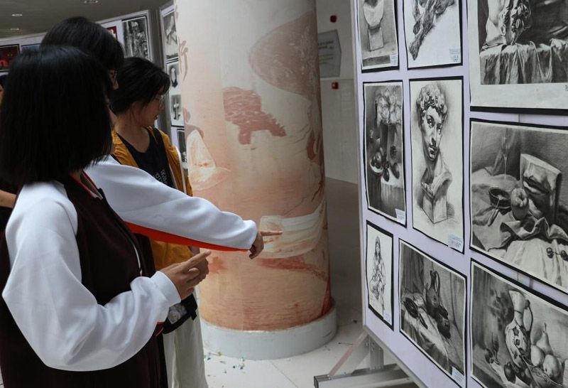 山東省菏澤藝校學(xué)?！扒啻豪L夢(mèng) 綻放藝彩”美術(shù)作品展