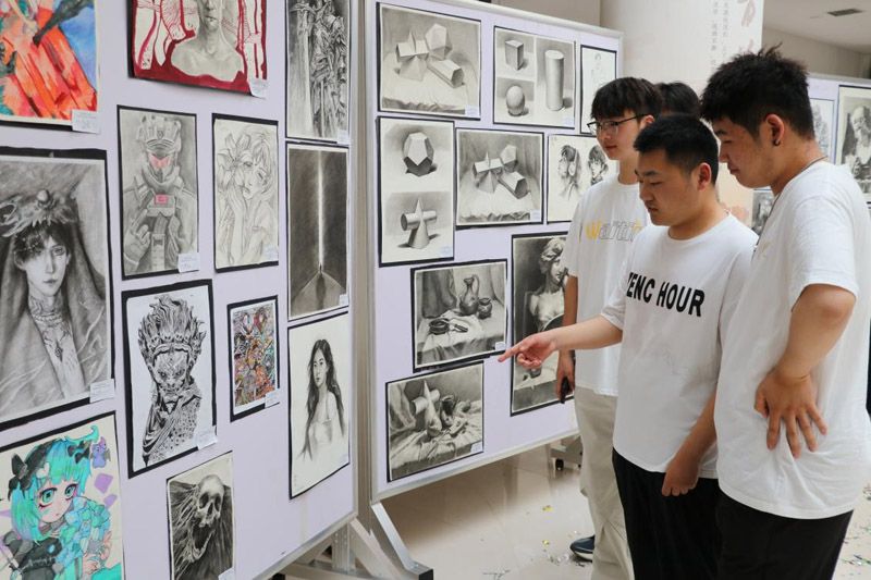 山東省菏澤藝校學(xué)?！扒啻豪L夢(mèng) 綻放藝彩”美術(shù)作品展