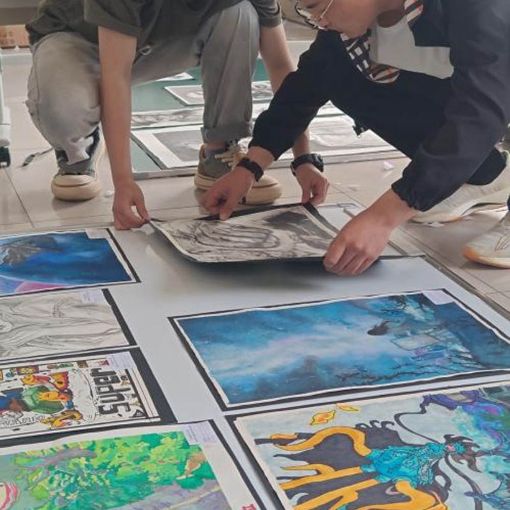山東省菏澤藝校學(xué)?！扒啻豪L夢(mèng) 綻放藝彩”美術(shù)作品展