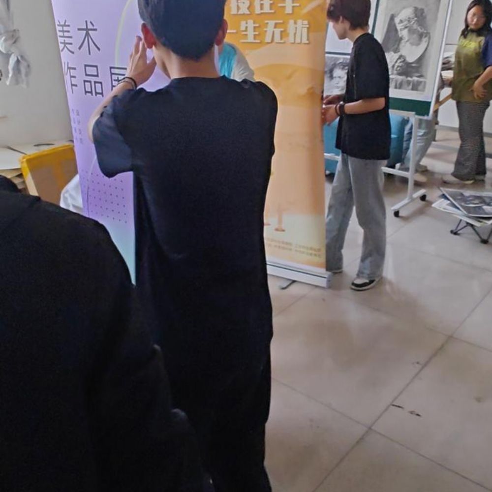 山東省菏澤藝校學(xué)?！扒啻豪L夢(mèng) 綻放藝彩”美術(shù)作品展