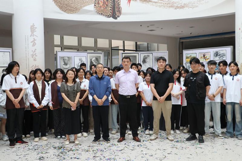 山東省菏澤藝校學(xué)?！扒啻豪L夢(mèng) 綻放藝彩”美術(shù)作品展